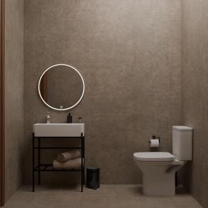 een badkamer met een wastafel, een toilet en een spiegel bij Regina Hotel in Kissamos