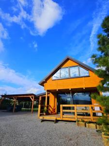 een blokhut met een blauwe lucht op de achtergrond bij PrzyStań pod Łysą Górą in Bostów