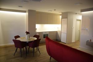 een keuken en eetkamer met een tafel en stoelen bij Apartmány Žermanice in Horní Soběšovice