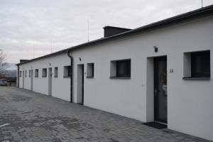 een rij witte gebouwen met een deur bij Apartmány Žermanice in Horní Soběšovice