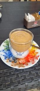 una ciotola su un piatto su un tavolo di Lago e Monti a Zone Altre 23 foto