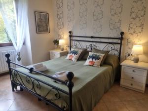 una camera da letto con un letto grande con due cuscini di Lago e Monti a Zone