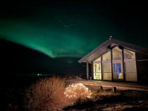 a gazebo with the aurora in the sky at Drømmeplassen in Averoy