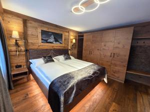 En eller flere senge i et værelse på La Perle Apartments + 9 billeder