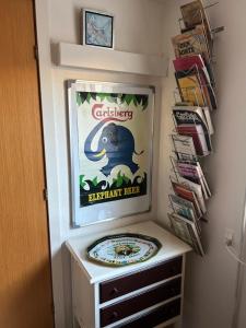 un'immagine di un cartello con un elefante su un muro di Genbrugsfabrikkens Tiny apartment a Holbæk