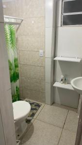 een badkamer met toilet en wastafel bij Yellow Residence in Recife