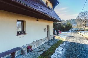 een gebouw met een raam aan de zijkant bij Apartament I Chochołów 162c in Chochołów