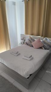 een bed met twee dienbladen erop bij Large Terrace with Valletta Views in Il-Gżira