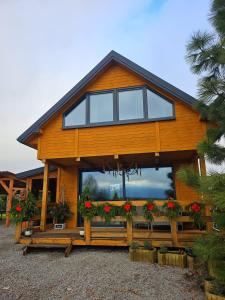 een huis met ramen en bloemen ervoor bij PrzyStań pod Łysą Górą in Bostów +43 foto's