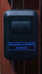 een blauwe brievenbus met een bordje erop bij CitiMarina56 in Brodnica