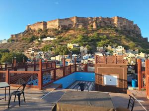 Nespecifikovaný výhled na hory nebo výhled na hory při pohledu z hotelu