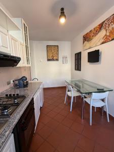 een keuken met een glazen tafel en stoelen erin bij City Flowers in Rovigo