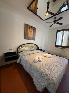 een slaapkamer met een bed met twee slippers erop bij City Flowers in Rovigo
