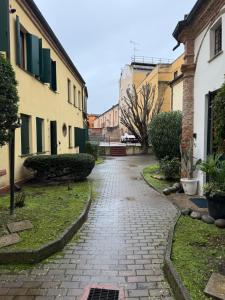 een geplaveide straat in een stad met gebouwen bij City Flowers in Rovigo