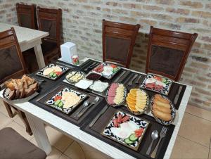 een tafel met veel verschillende soorten voedsel erop bij Hotel Said with a Terrace Best Location in Bukhara +22 foto's