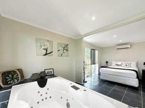 En eller flere senge i et værelse på Private Luxury Island Retreat with Panoramic Bay Views