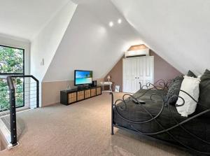 Et tv og/eller underholdning på Private Luxury Island Retreat with Panoramic Bay Views