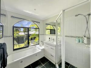 Et badeværelse på Private Luxury Island Retreat with Panoramic Bay Views + 29 billeder