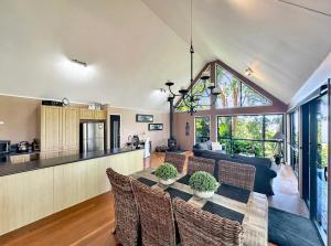 Køkken eller tekøkken på Private Luxury Island Retreat with Panoramic Bay Views