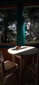 een tafel en een stoel voor een raam bij Espacio Benignia in Puerto Libertad