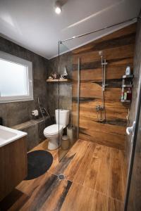 ein Badezimmer mit Dusche, Toilette und Waschbecken in der Unterkunft Charming City Apartment SIYANA - Self Check-in in Panagjurischte