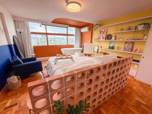 une chambre avec un lit fait d'un mur de briques dans l'établissement Vem pro Mirante, à São Paulo