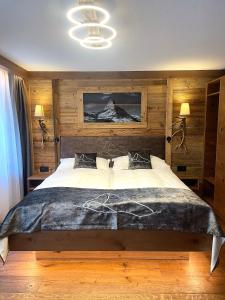 En eller flere senge i et værelse på La Perle Apartments