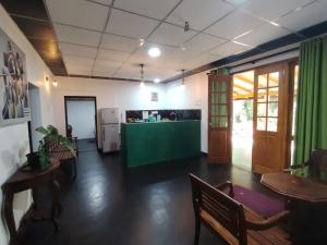 a living room with a green counter and a kitchen at Villa Hide Out in Busse