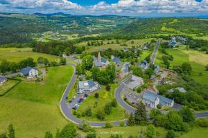 eine Luftaufnahme eines Hauses mitten auf einer grünen Wiese in der Unterkunft Logis Hôtel Restaurant Auberge du Bougnat in St Victor la Riviere