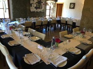 ein langer Tisch mit Weingläsern und Servietten darauf in der Unterkunft HOTEL RESTAURANT TURÓ de la TORRE in Manresa