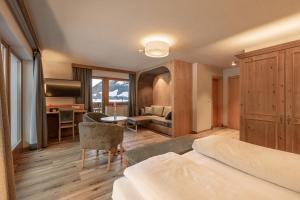 een hotelkamer met een bed en een bureau bij Martinshof berg herz hotel in San Giovanni in Val Aurina