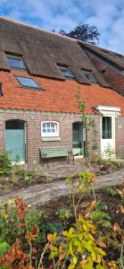 een stenen huis met een bank ervoor bij Berend 't Boerle in Vorden