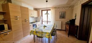 una cucina con tavolo e tovaglia gialla di Lago e Monti a Zone