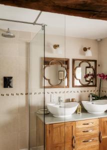 een badkamer met twee wastafels en twee spiegels bij Meadow End Barn in Dorstone +51 foto's