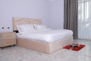 un letto in una camera da letto con una coperta rossa sul pavimento di Ethiopian, Addis Ababa ad Addis Abeba