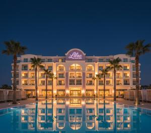 Bazén v ubytování Lilac Resort Hotel nebo v jeho okolí