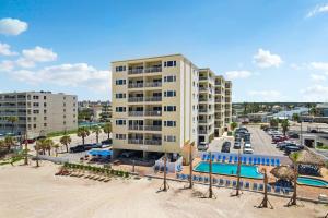 un condominio con piscina e parcheggio di Beachfront Condo Sleeps 10 Heated Pool - 307 a St Pete Beach