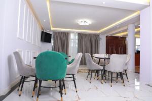 una sala riunioni con tavolo e sedie di Ethiopian, Addis Ababa ad Addis Abeba