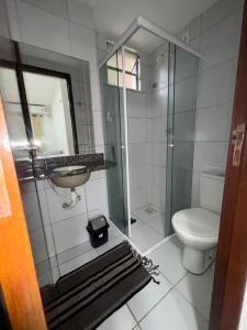 un bagno con wc, lavandino e doccia di Ap 1km da praia Araçagi a São Luís
