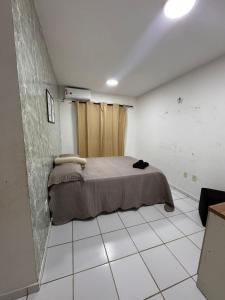 een slaapkamer met een bed in een kamer bij Ap 1km da praia Araçagi in São Luís