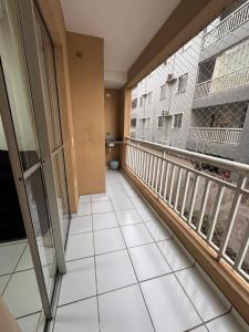een gang van een gebouw met een balkon bij Ap 1km da praia Araçagi in São Luís +5 foto's