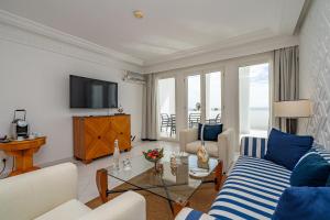 ein Wohnzimmer mit Sofa und Tisch in der Unterkunft Marina Smir Hotel & Spa in Mʼdik