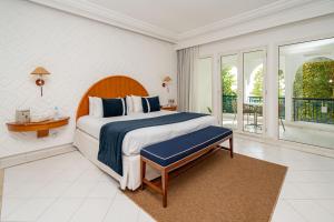 ein Schlafzimmer mit einem großen Bett und einem Balkon in der Unterkunft Marina Smir Hotel & Spa in Mʼdik + 131 Fotos