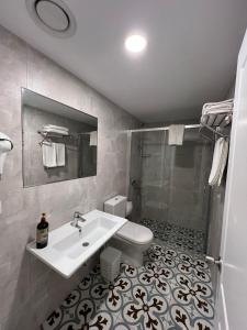 ein Badezimmer mit Waschbecken und Dusche in der Unterkunft KE Urla in Urla