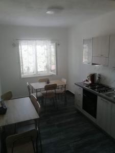 eine kleine Küche mit einem Tisch, einem Tisch und Stühlen in der Unterkunft Step by step in Scalea