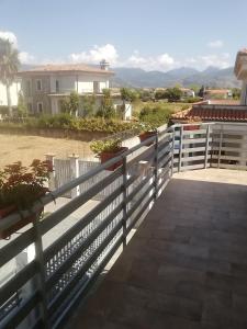 ein weißer Zaun vor einem Haus in der Unterkunft Step by step in Scalea