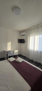 Zimmer mit einem Bett, einem Schreibtisch und einem Tisch in der Unterkunft Step by step in Scalea