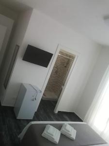 ein weißes Zimmer mit einem Waschbecken und einem Spiegel in der Unterkunft Step by step in Scalea