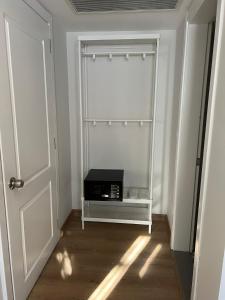 ein leeres Zimmer mit einem Schrank und einer Mikrowelle in der Unterkunft KE Urla in Urla + 20 Fotos
