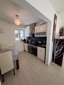 een keuken en eetkamer met een tafel en een eetkamer bij Appartement Sammer in Piesendorf